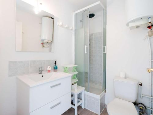 a white bathroom with a toilet and a shower at Cosy T2 Saint-Pierre, 4 pers, Animaux OK - FR-1-409-252 in Fleury