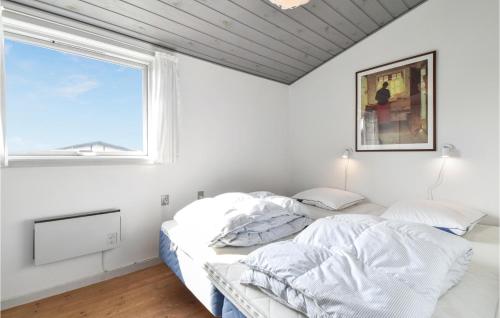 Habitación blanca con cama y ventana en Amazing Home In Faaborg With 4 Bedrooms, Sauna And Wifi, en Bøjden
