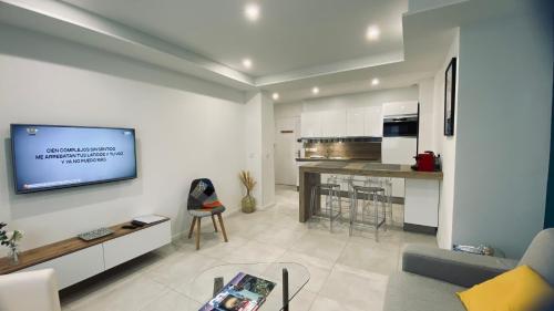 un salon avec une télévision sur un mur dans l'établissement Superbe Appartement Hypercentre climatisé, à Cannes