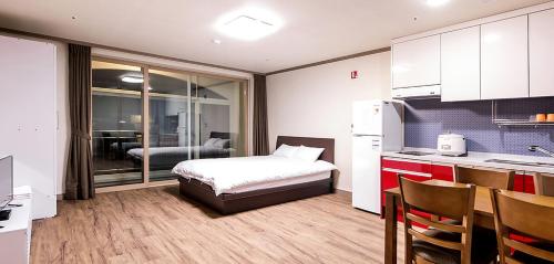 um quarto com uma cama e uma cozinha com uma cozinha gmaxwell gmaxwell gmaxwell em Milmo Resort Family Hotel em Muju