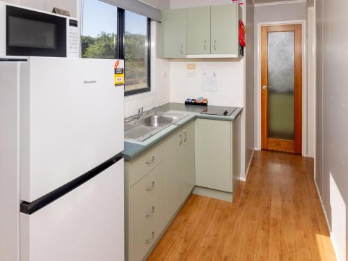 Η κουζίνα ή μικρή κουζίνα στο BIG4 Townsville Gateway Holiday Park