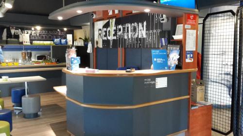 a bar in a restaurant with a counter at Ibis Budget St Gratien - Enghien-Les-Bains in Saint-Gratien