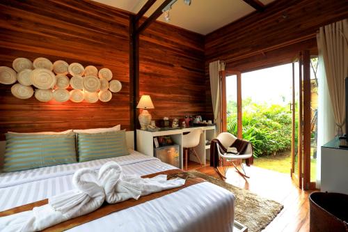 Gulta vai gultas numurā naktsmītnē Viangviman Luxury Resort, Krabi