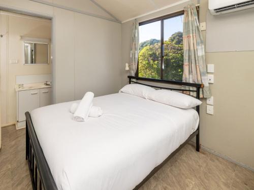 Postel nebo postele na pokoji v ubytování BIG4 Townsville Gateway Holiday Park