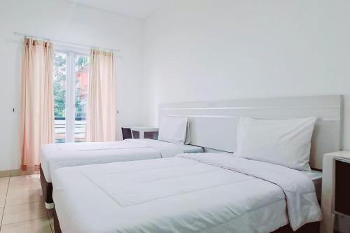 Katil atau katil-katil dalam bilik di Gading Serpong Hotel Near Stadion Persita Redpartner