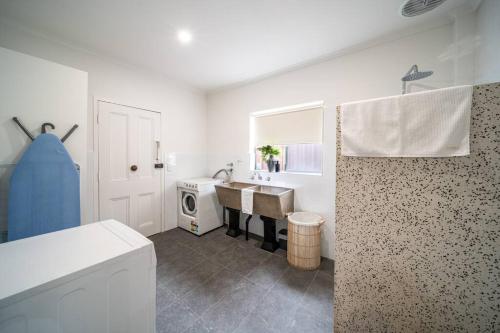 Baño blanco con lavabo y aseo en Ambrosia - Designer 3BR WiFi en Kensington and Norwood