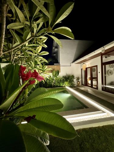 ein Schwimmbad vor einem Haus in der Nacht in der Unterkunft Lovely villa 1 minute from the beach in Canggu