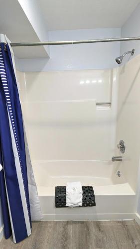 オーシャン・ショアーズにあるCalypso at Nautilus - Pet Friendly, Walk to beach!のバスルーム(タオル付きのバスタブ付)