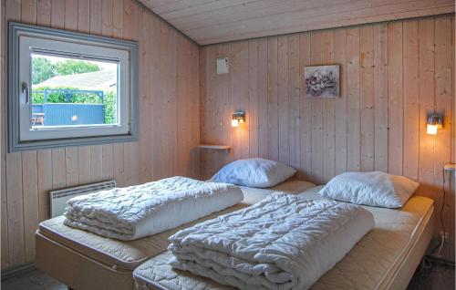 2 łóżka pojedyncze w pokoju z oknem w obiekcie Stunning Home In Haderslev With 4 Bedrooms, Sauna And Wifi w mieście Årøsund