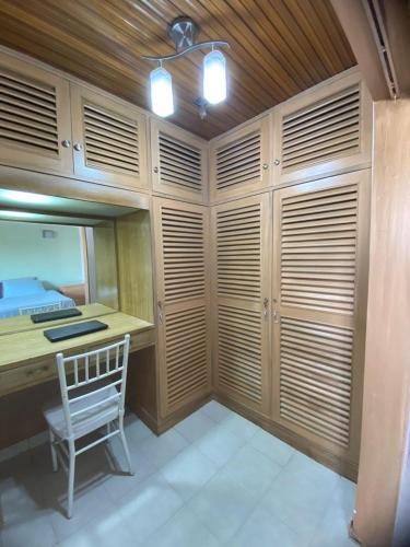 a bedroom with a desk and a chair in a room at Valle Suites, la Mejor Ubicación in Valledupar