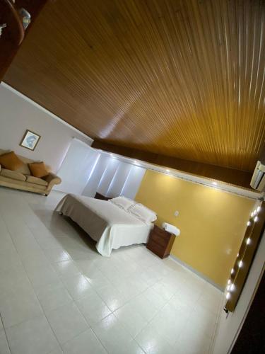 a bedroom with a bed and a ceiling with lights at Valle Suites, la Mejor Ubicación in Valledupar