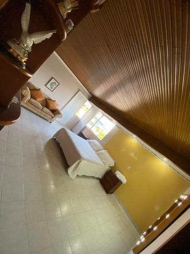 an overhead view of a bedroom with a bed at Valle Suites, la Mejor Ubicación in Valledupar