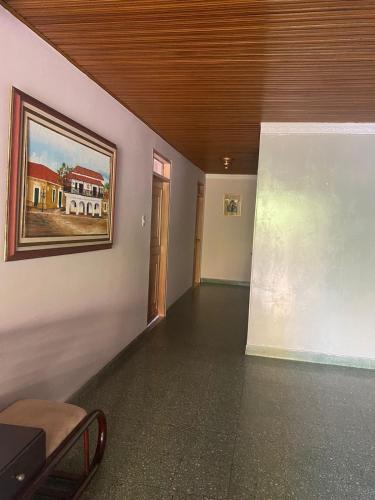 an empty room with a painting on the wall at Valle Suites, la Mejor Ubicación in Valledupar