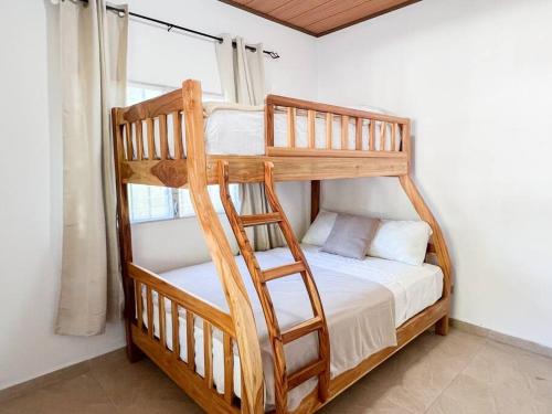 a couple of bunk beds in a room at Descubre la Reserva Forestal La Yeguada in El Quije
