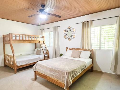 a bedroom with two bunk beds and a ceiling fan at Descubre la Reserva Forestal La Yeguada in El Quije