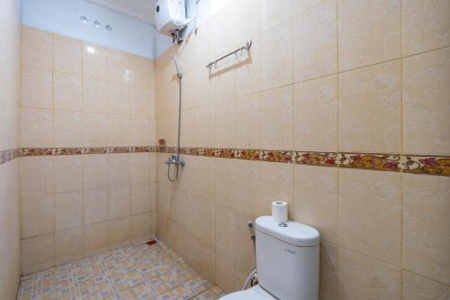a bathroom with a toilet and a shower at Widia Homestay Nusa Lembongan in Nusa Lembongan