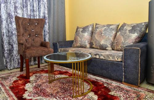 sala de estar con sofá y mesa en Qwetu Homes, en Keruguya