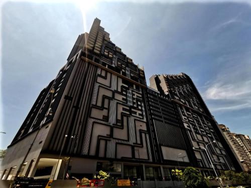 un edificio alto con un design geometrico sopra di Attic Home Melaka Imperio Residence & Jonker a Malacca