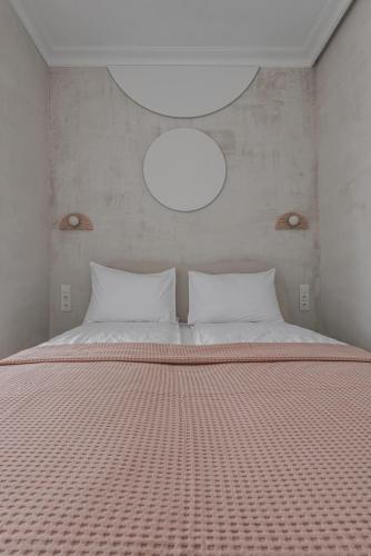 a bedroom with a large bed with a large ceiling at Danės23 - CANDY studio, Self Check-in, Free Parking, Park and River View, Oldtown, A/C in Klaipėda