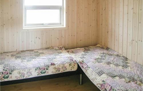 HumbleにあるStunning Home In Humble With 4 Bedrooms, Sauna And Wifiの窓付きの客室で、ツインベッド1台が備わります。
