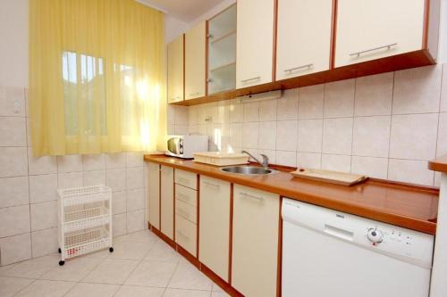 eine Küche mit einer Spüle und einer Arbeitsplatte in der Unterkunft Holiday home Paulo3 - close to the sea in Rogačić