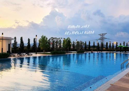 una grande piscina in un resort con le parole akhtar sanazissos di House of Suri, Residency Ostia, Bandar Baru Bangi a Bandar Baru Bangi