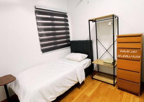 una camera con letto, cassettiera e specchio di House of Suri, Residency Ostia, Bandar Baru Bangi a Bandar Baru Bangi