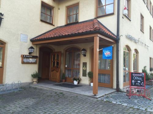 a entrance to a building with a sign in front of it at Alte Rose Gasthaus in Ebelsbach