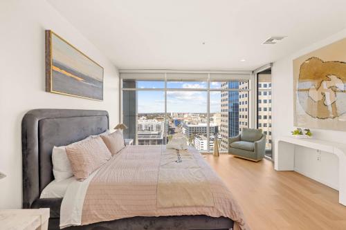 um quarto com uma cama grande e uma janela grande em @ Marbella Lane - Luxe 3BR Penthouse in Long Beach em Long Beach