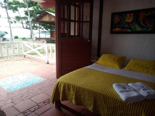 - une chambre avec un lit et des serviettes dans l'établissement Hotel Sol y Luna, à Capurganá