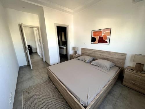 1 dormitorio con 1 cama grande en una habitación en Modern Studio - Amitié/Point E, en Dakar