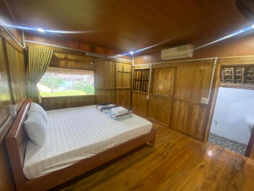 małą sypialnię z łóżkiem w łodzi w obiekcie Công homestay w mieście Làng Xa