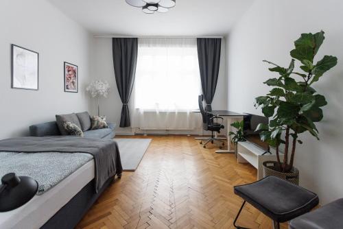 1 dormitorio con 1 cama y sala de estar en #29 Heaven Messe/Prater, en Viena