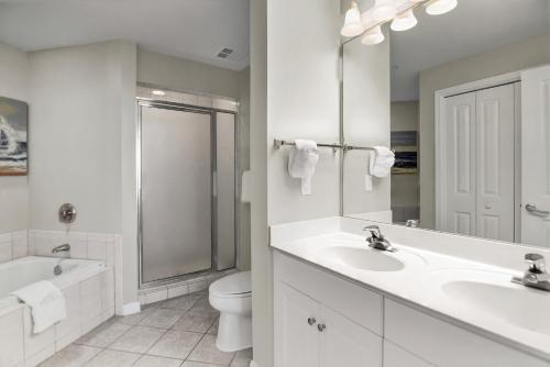 een badkamer met een wastafel, een toilet en een douche bij Destin West Gulfside 301 - True Beachfront Luxury - Beautiful Views! in Fort Walton Beach
