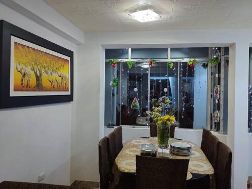 d'une salle à manger avec une table et une fenêtre. dans l'établissement mini departamento tipo loft .en puente piedra., à Puente Piedra