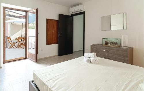 Torraca的住宿－Cozy Home In Torraca With Wifi，一间卧室配有一张大床和两条毛巾