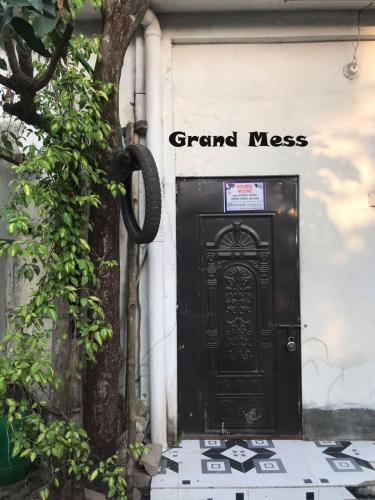 une porte noire sur le côté d'un bâtiment dans l'établissement Grand Mess, à Comilla