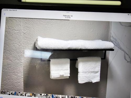 un monitor de ordenador con toallas en un toallero en Motel 6 Houston, TX - Hwy 249 and Fallbrook en Houston