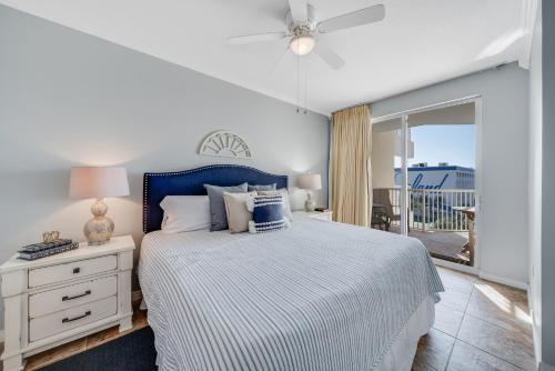 1 dormitorio con 1 cama y ventilador de techo en Destin West Gulfside 504 - Amazing Beach View - Free Beach Service - Must See!, en Fort Walton Beach