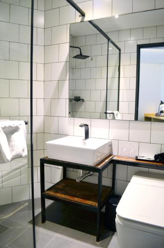 Koupelna v ubytování Glue Hotel