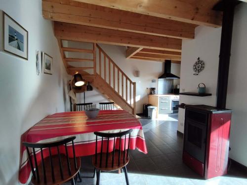 une cuisine et une salle à manger avec une table et des chaises dans l'établissement Maison avec Piscine Chauffée, Proche Plages et Commodités, Wifi/Fibre, Piano – Chéray, Oléron - FR-1-778-8, à Saint-Georges-dʼOléron