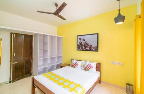 Postel nebo postele na pokoji v ubytování Tharayil Apartments