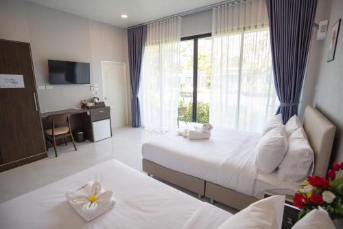 Habitación de hotel con 2 camas y ventana en SeeView Resort (ซีวิว รีสอร์ต), en Ban Pak Nam