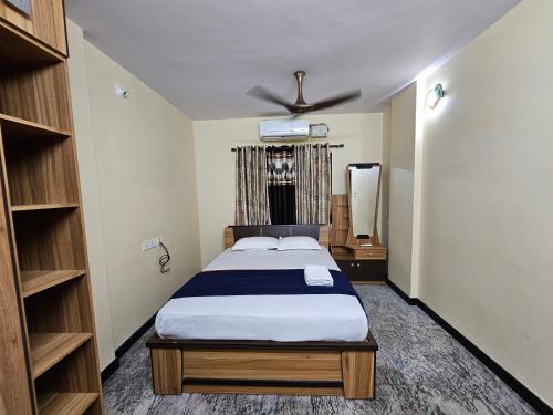 um quarto com uma cama num quarto em Fully Airconditioned Uber Luxurious Holiday Home. em Kundapur