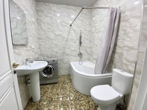 Апартаменты на Сабуртало في تبليسي: حمام مع حوض ومرحاض وحوض استحمام