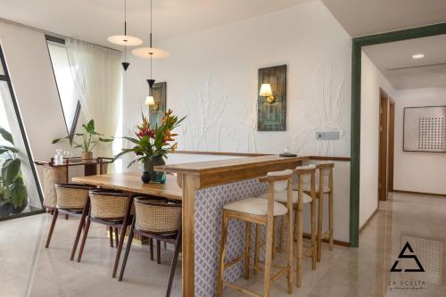 eine Küche mit einem Holztisch und Stühlen in der Unterkunft ALTAIR Apartment by TS in Colombo