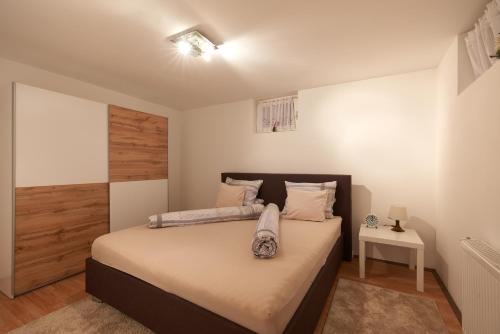 ein Schlafzimmer mit einem großen Bett in einem Zimmer in der Unterkunft Spacious Apartment near Schoenbrunn Castle in Wien