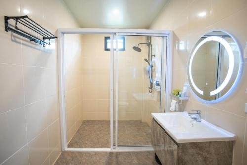 a bathroom with a shower and a sink at SeeView Resort (ซีวิว รีสอร์ต) in Ban Pak Nam