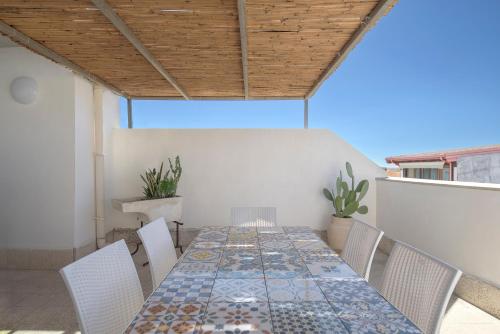 a dining room with a table and chairs at Casa Caterina in Noto
