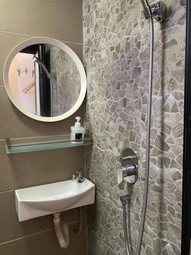 y baño con lavabo y espejo. en Cheras Homestay - Miharja Private room @ Sunway Velocity, en Kuala Lumpur